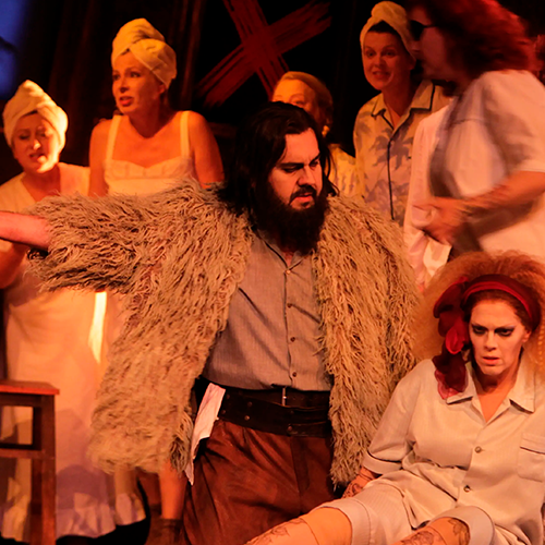Luis dramatically extending his arm in a powerful moment from Der Fliegender Holländer.